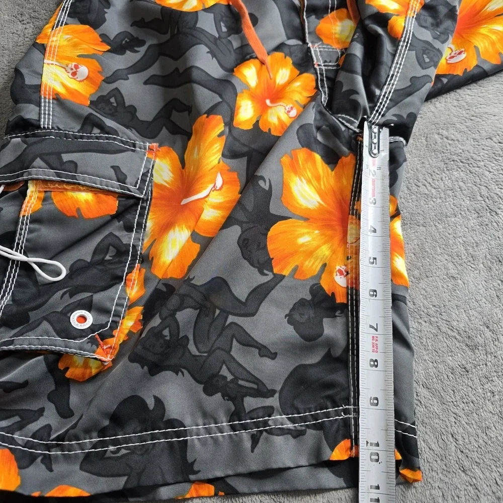 Billabong Floral Hibiscus Skull Pin Up Girl Boardshoarts Mens 33 (32) Orange